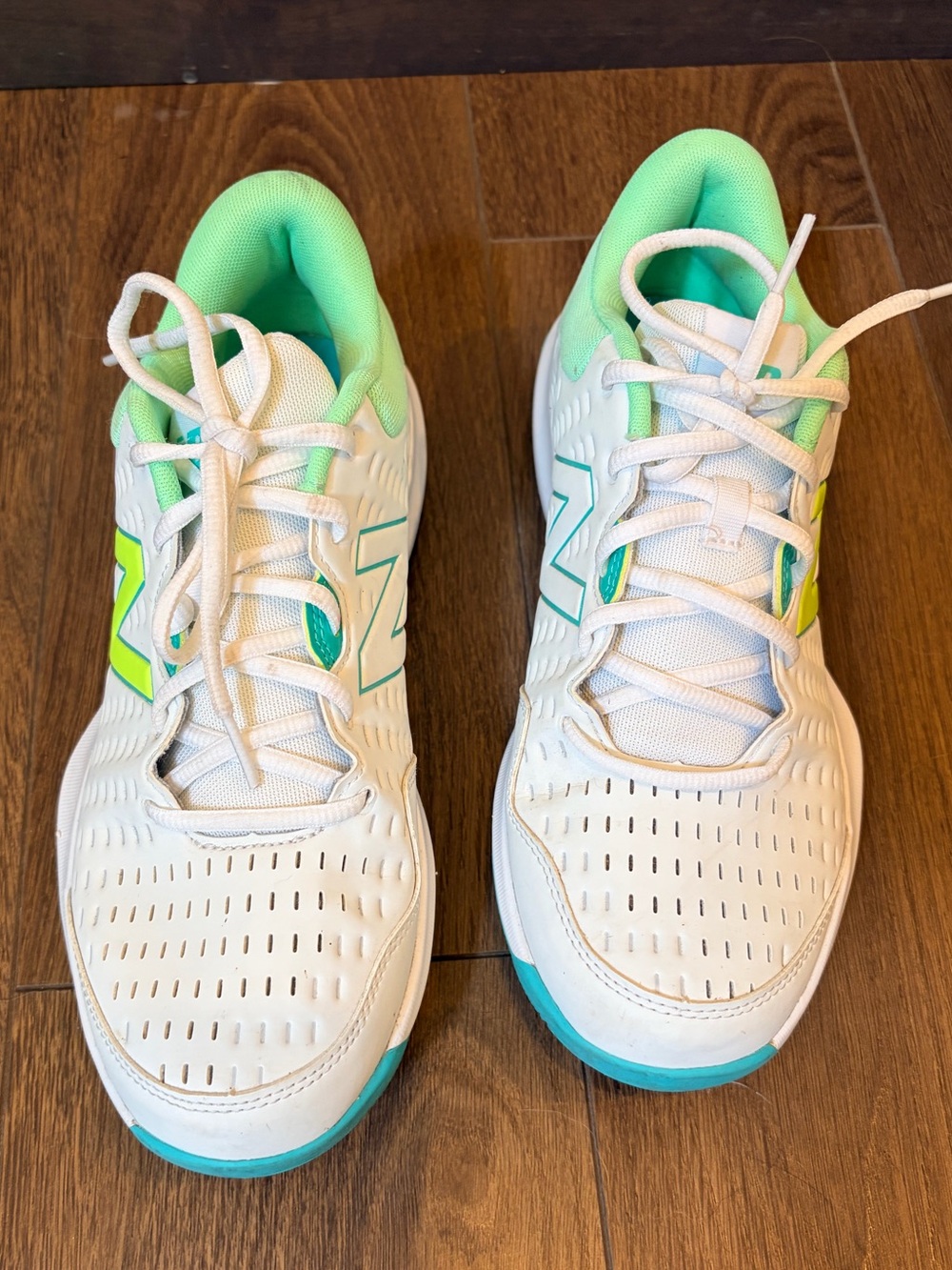 New Balance 696v4 Women's Tennis Shoes Sz 10.5 / 42.5  Racquet - light wear